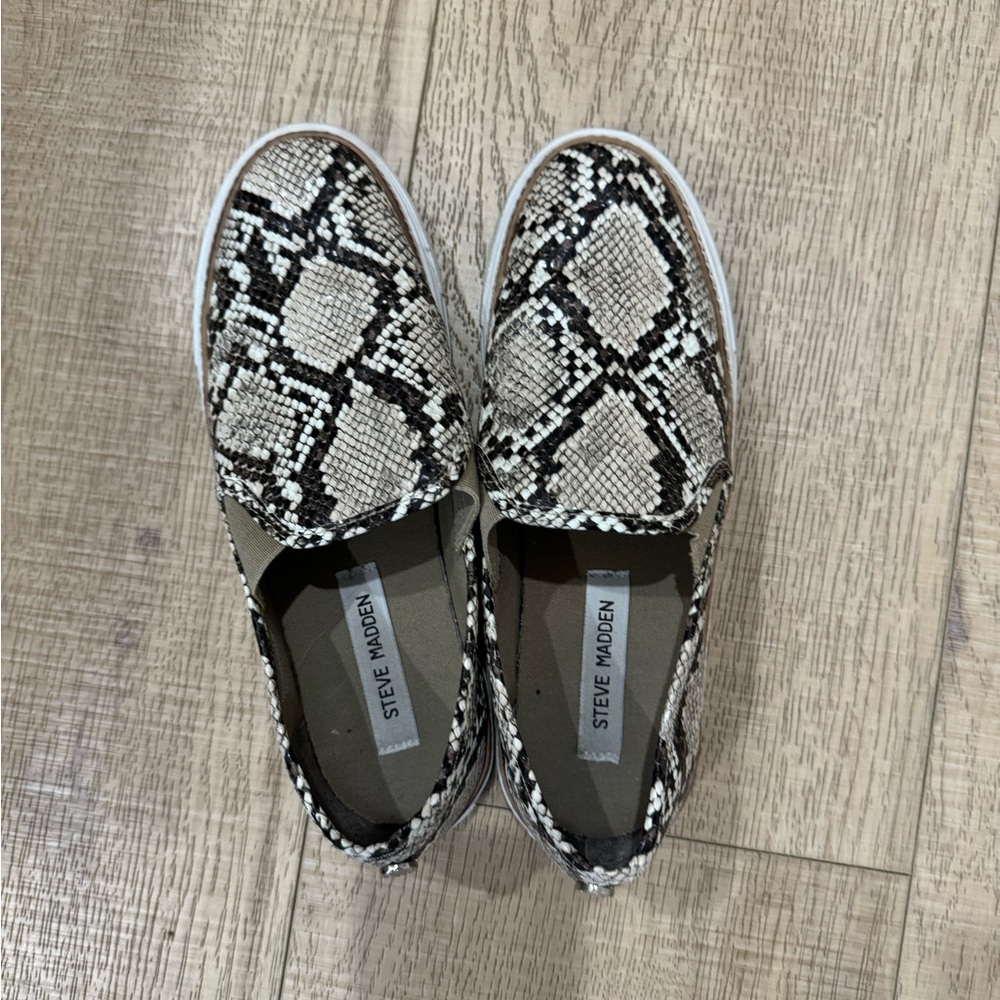 🔴Steve Madden snakeskin slip on shoes